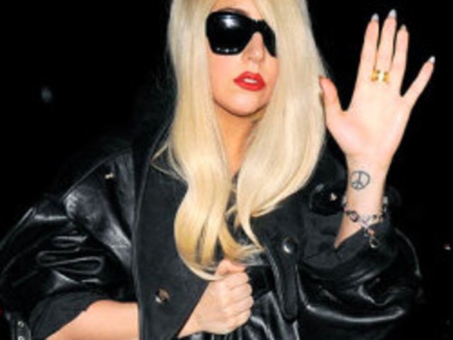 Lady Gaga и Риана полудяха по заострения маникюр