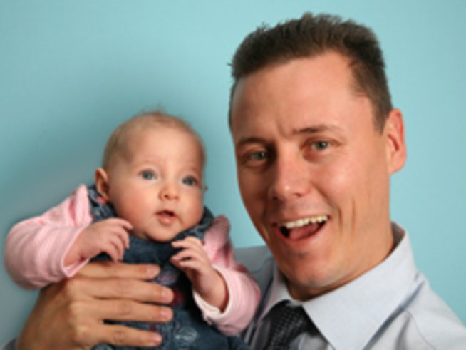 С какво да помага таткото на бебето