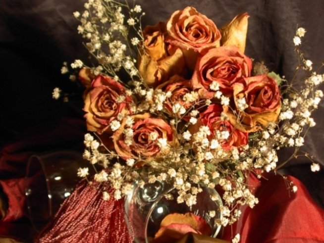 Изхвърляйте сухите букети – съветват флоротерапевтите