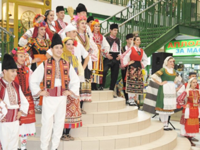 Женски и мъжки носии представи фолклорен ансамбъл „Светлина“