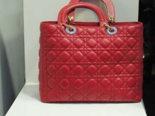 Дамската чанта е голяма колкото домакинска тава