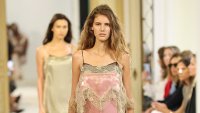 Alberta Ferretti за пролет/лято 2027: Дантела и флорални мотиви, подчертават женствеността (+Снимки)