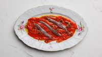 Ароматна есенна салата с печени чушки и аншоа