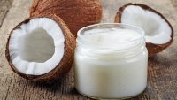 За какво помага жабуренето с кокосово масло?
