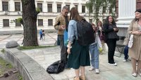 Юлиан Вергов раздава ябълки пред Народния театър