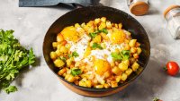 Картофи с нахут, тиквички и яйца на тиган