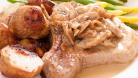 Свински котлети с пармезан, лук и картофи