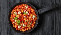 Печени домати с боб и сирене