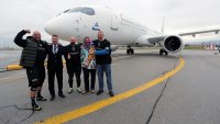 За първи път у нас: Двама силови атлети успяха поотделно да изтеглят новия Airbus A220 на „България Еър“