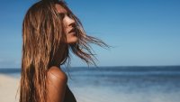 Как да предпазите косата си от изсушаване през лятото?