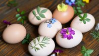 Великденски яйца, декорирани със свежи цветчета