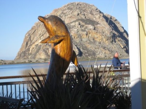 Красивият град Morro bay, който е кръстен на скала извисяваща се пред него в морето.