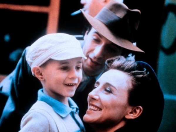 &bdquo;Животът е прекрасен&ldquo; (1997 г.)
Драматичният филм е дело на Роберто Бенини, който освен режисьор и сценарист, играе и главната мъжка роля. Женската роля е поверена на неговата любима в живота &ndash; Николета Браски. Филмът проследява историята на млада влюбена двойка, която има дете. В разгара на Втората световна война обаче семейството е разделено и изпратено в нацистки концлагер. Там, бащата, Роберто Бенини, започва да представя на малкия си син изключително тежките условия в лагера за игра, която те двамата трябва да спечелят. Филмът е невероятно силен, с прекрасна актьорска игра, и ако в първата половина на филма ще се заливате от смях, то във втората половина ще ревете като магарета. Ама наистина!
Снимка: outnow.ch