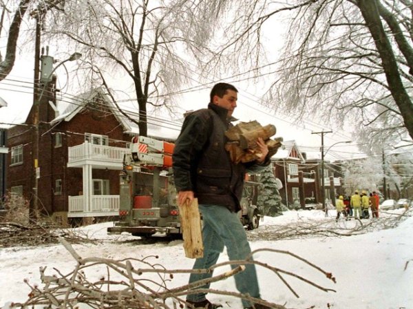 Да помогнем на някого да се запаси с дърва. Снимки: Reuters