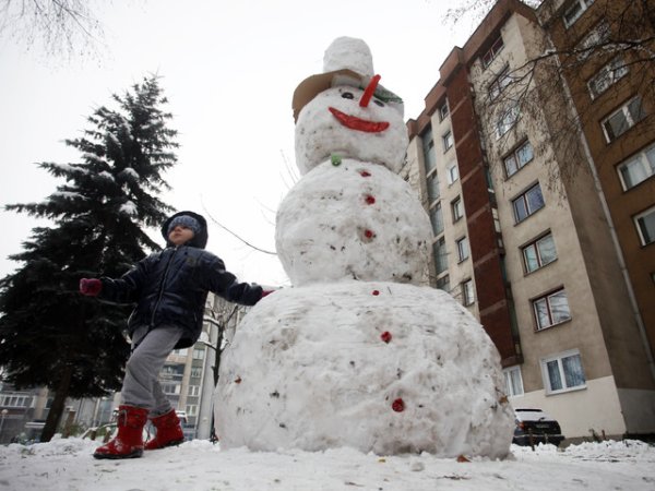 Да направим снежен човек с децата. Снимки: Reuters