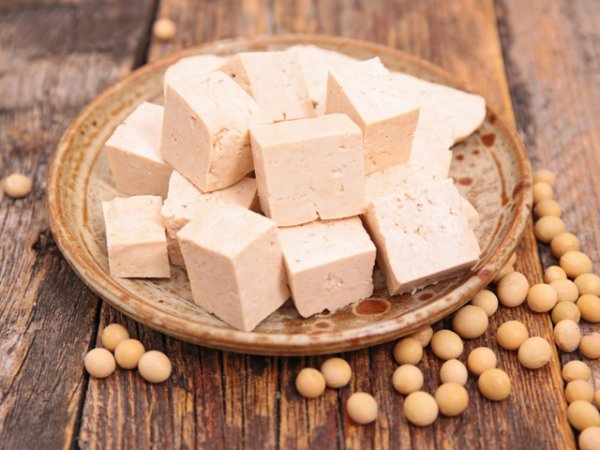 Тофу&nbsp;Тофу е известен заместител на месото и млечните продукти. В него се съдържат около 80% от нужните количества селен за деня в порция от около 1 чаша.&nbsp;Снимка: istock