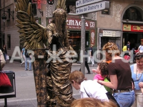 На главната улица Las Ramblas - стъргалото на Барселона "живи" статуи
забавляват минувачите