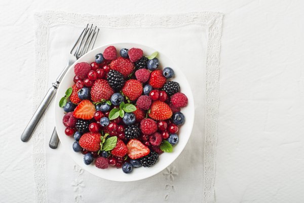 За плодове като къпини, малини, сини боровинки и ягоди е известно, че понижават нивата на холестерола в кръвта в тялото, като предотвратяват окисляването на LDL холестерола. Горските плодове имат и малко захари и калории, но са много богати на антиоксиданти. Снимка: istock