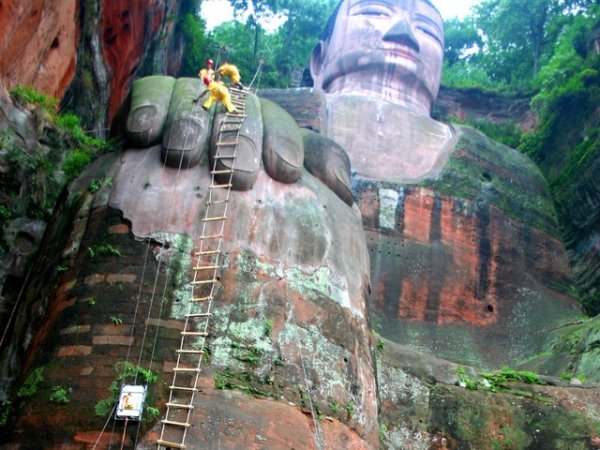 Статуята на&nbsp;Giant Buddha &ndash; Китай &nbsp;Снимка: Reuters