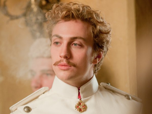 Актьорът Арон Тейлър-Джонсън ("Диваци") влиза в ролята на скандалния герой в романа Вронски.