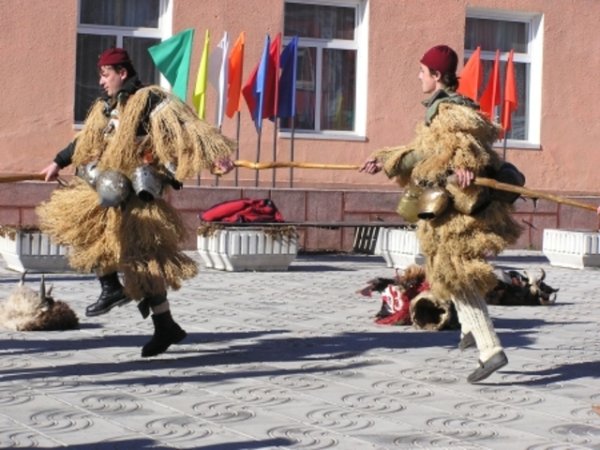 Сурова 2007 в Брезник
Кукерски танц пред Кметството
статия