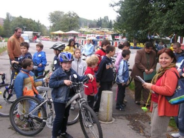 В събота - 7 октомври 2006 г., въпреки намръщеното време, в Южния парк в
София се проведе състезание с колела за деца, организирано от Българския
детски портал Az-deteto.com.

