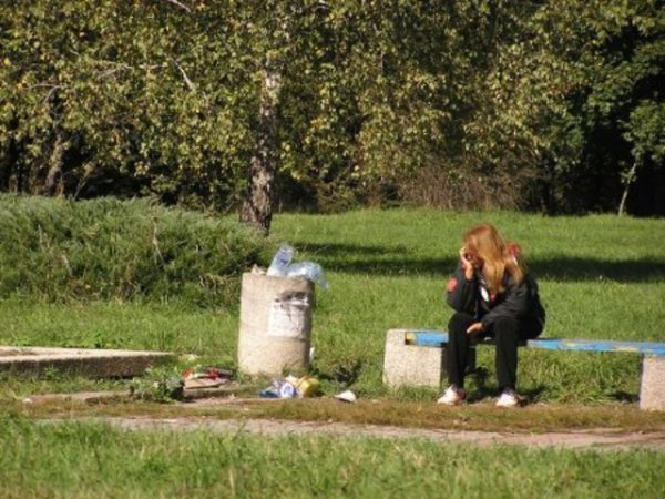 Топлите октомврийски дни са приятни в парка. Но понякога погледът попада
на не красиви гледки - препълнено кошче за боклук ...

