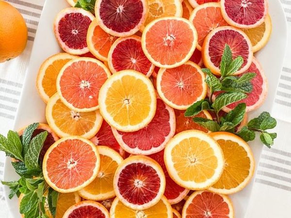 Цитрусови плодове&nbsp;
Портокалите, лимоните и другите цитрусови плодове съдържат витамин С, който е мощен антиоксидант. Учени смятат, че консумацията на тези плодове или честата консумация на чаша вода с пресен лимонов сок, може да намали риска от образуване на камъни в бъбреците.&nbsp;&nbsp;Снимка: Unsplash