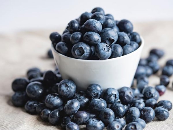 Сини боровинки
В 1 чаша сини боровинки съдържат приблизително 114 грама калий и 18 милиграма фосфор. Високо съдържание на антиоксиданти и фитонутриенти, в плодове, се смята, че помага за намаляване на възпалението и насърчава бъбречното здраве. Витамин С и манганът в тези плодове са полезни и за здравето на костите, кожата и помагат за намаляване на признаците на стареене.&nbsp;&nbsp;Снимка: Unsplash