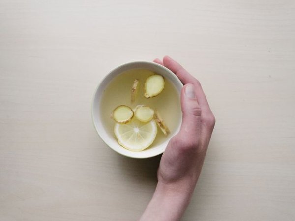 Джинджифилов чай
Изследванията показват, че джинджифилът е ключов елемент в успеха на изгарянето на излишни мазнини. Пикантната подправка не само помага в загубата на тегло като цяло, но може да помогне да оформите по-бързо плосък и красив корем. Освен това по естествен път ще регулира желанието ви за преяждане.
Джинджифиловият чай също потиска един от основните причинители на коремните мазнини &ndash; стресът. Хроничният стрес може да причини повишаване нивата на хормона кортизол. Той е отговорен за съхранението на мазнини и по-специално мастната тъкан. Снимка: unsplash