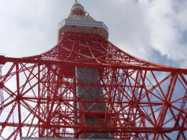 Tokyo tower - най-восоката сграда в Токио. Всеки посетител може да се къчи до върха, от където се открива 360-градусова гледка над японската столица